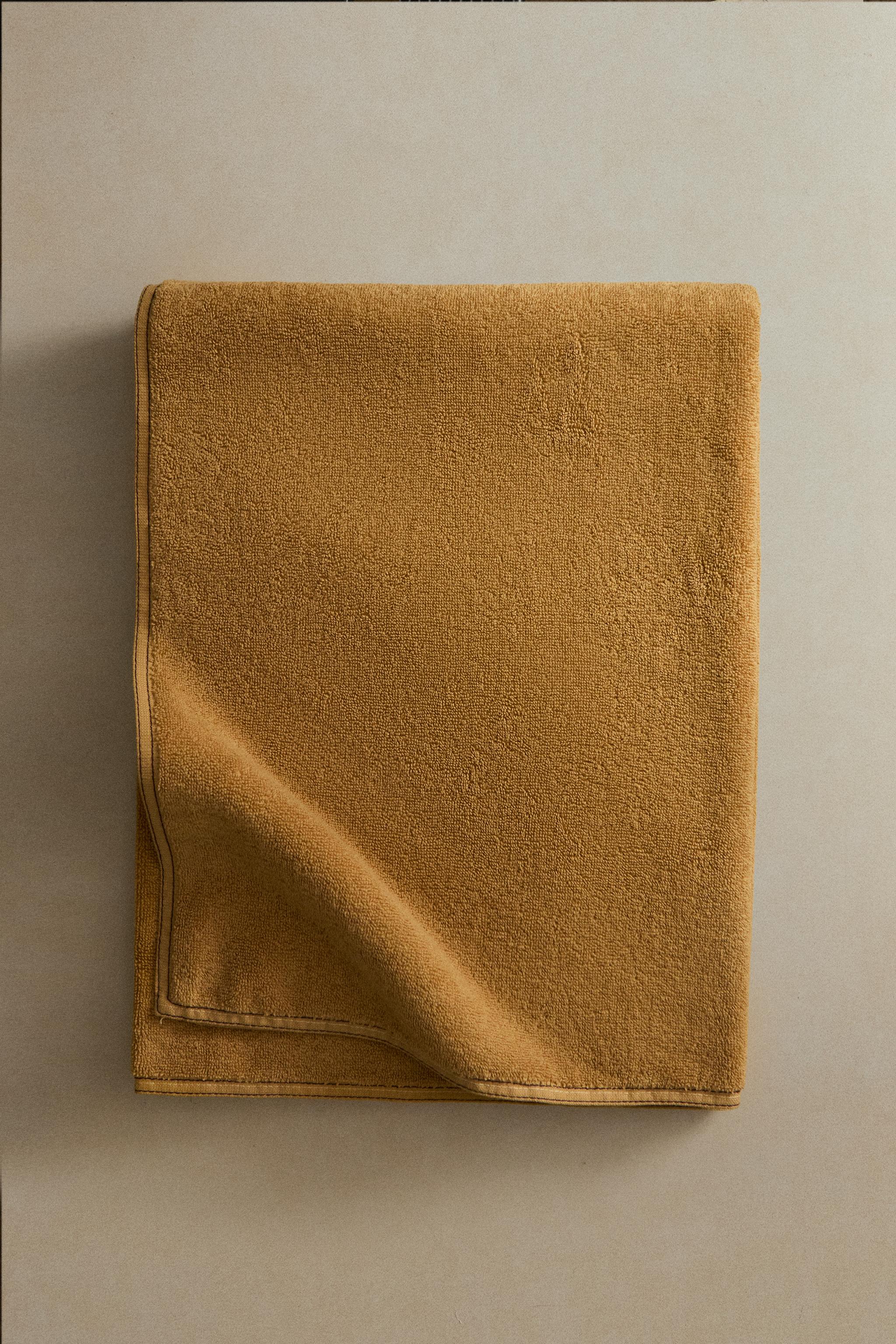 BATH TOWEL WITH DOUBLE TOPSTITCHING